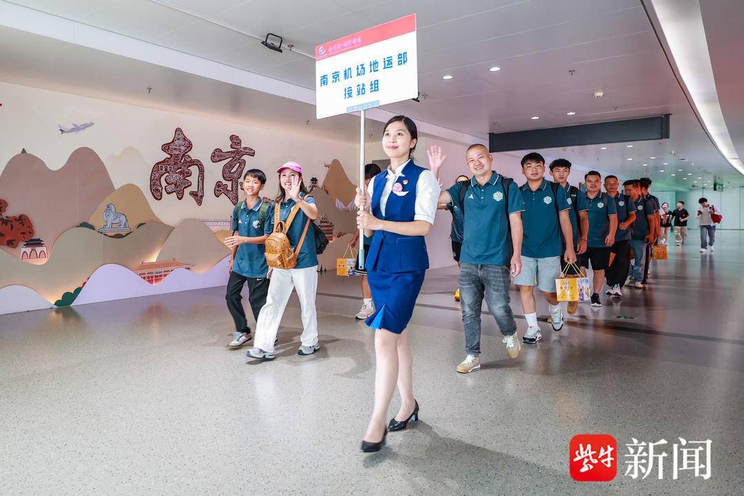 爱游戏体育下载-打开“苏超”的第“N”种方式！东部机场集团推出主题打卡点及“苏超”专线服务